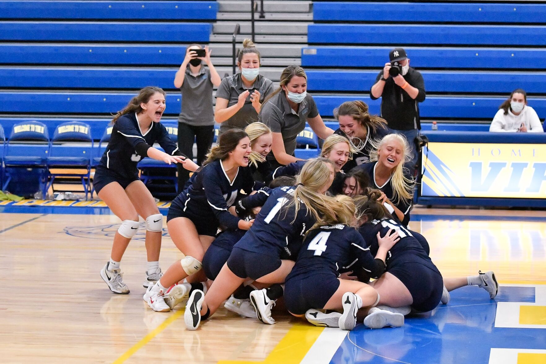10/31/20 - Girls Volleyball - C5 quarter - Francis Howell vs St. Dominic